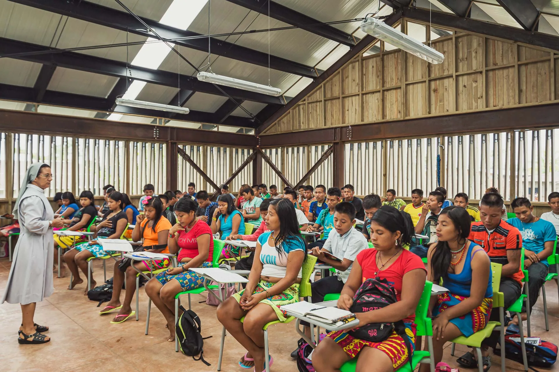Estudiantes de la comunidad Emberá en el patio central cubierto del colegio en Vigía del Fuerte.
